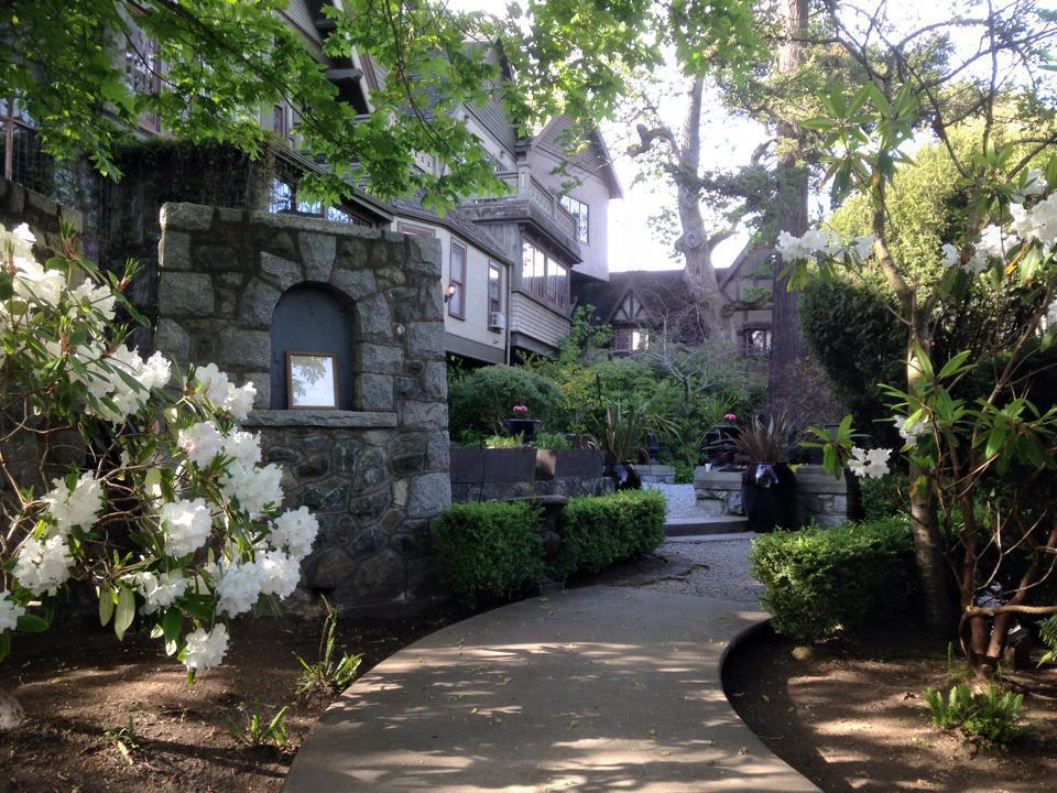 English Inn Esquimalt Exterior photo
